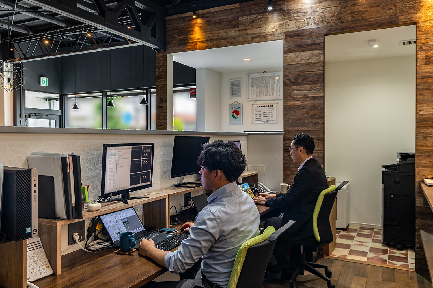 事務所にて物件資料の取寄せ、送付 